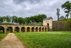 Vestingwerken van Vauban, Citadel van Longwy - Vestingwerken van Vauban: De droge gracht en toegangsbrug naar de Franse Poort, de Porte de France. De 17de eeuwse poort is de...