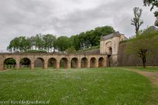 Vestingwerken van Vauban, Citadel van Longwy - Vestingwerken van Vauban: De droge gracht en toegangsbrug naar de Franse Poort, de Porte de France. De 17de eeuwse poort is de...