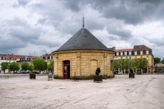Vestingwerken van Vauban, Citadel van Longwy - Vestingwerken van Vauban: De bomvrije waterput in de citadel van Longwy staat op het centrale plein van de stad, het gebouw huisvest nu het Office...