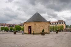 Vestingwerken van Vauban - Vestingwerken van Vauban: De bomvrije waterput in de citadel van Longwy staat op het centrale plein van de stad, het gebouw huisvest nu het Office...