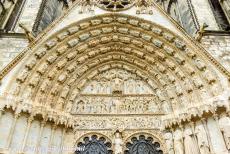 Kathedraal van Bourges - Kathedraal van Bourges: Het timpaan boven het westportaal verbeeldt het Laatste Oordeel, het portaal wordt ook wel het Koninklijke...