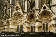 Kathedraal van Bourges - Kathedraal van Bourges: De westfaçade heeft vijf naast elkaar liggende portalen, de plattegrond van de kathedraal van Bourges...