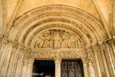 Kathedraal van Bourges - Kathedraal van Bourges: Het zeer rijk gebeeldhouwde noordportaal. Het timpaan verbeeldt: In het midden, door engelen omgeven, zit...