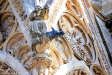 Kathedraal Notre-Dame, Reims - De Notre-Dame, de Onze Lieve-Vrouwekathedraal in Reims: Een standbeeld van een engel, die met een muziekinstrument op een... Kathedraal Notre-Dame, Reims - De Notre-Dame, de Onze Lieve-Vrouwekathedraal in Reims: Een standbeeld van een engel, die met een muziekinstrument op een...