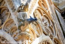 Kathedraal Notre-Dame, Reims - De Notre-Dame, de Onze Lieve-Vrouwekathedraal in Reims: Een standbeeld van een engel, die met een muziekinstrument op een...
