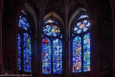 Kathedraal Notre-Dame, Reims - De Notre-Dame, de Onze Lieve-Vrouwekathedraal in Reims: De Wit-Russische-Franse beeldend kunstenaar Marc Chagall ontwierp de drie... Kathedraal Notre-Dame, Reims - De Notre-Dame, de Onze Lieve-Vrouwekathedraal in Reims: De Wit-Russische-Franse beeldend kunstenaar Marc Chagall ontwierp de drie...