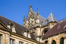 Kathedraal Notre-Dame, Reims - De nok op het dak van de kathedraal van Reims, Cathédrale Notre-Dame de Reims, is verfraaid met een sierlijk maaswerk van... Kathedraal Notre-Dame, Reims - De nok op het dak van de kathedraal van Reims, Cathédrale Notre-Dame de Reims, is verfraaid met een sierlijk maaswerk van...