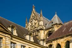 Kathedraal Notre-Dame, Reims - De nok op het dak van de kathedraal van Reims, Cathédrale Notre-Dame de Reims, is verfraaid met een sierlijk maaswerk van...