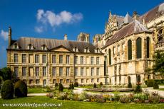 Kathedraal Notre-Dame, Reims - De Kathedraal Notre-Dame, het voormalig klooster van Saint-Rémi en Paleis van Tau in Reims: Het Paleis van Tau met erachter de kathedraal...