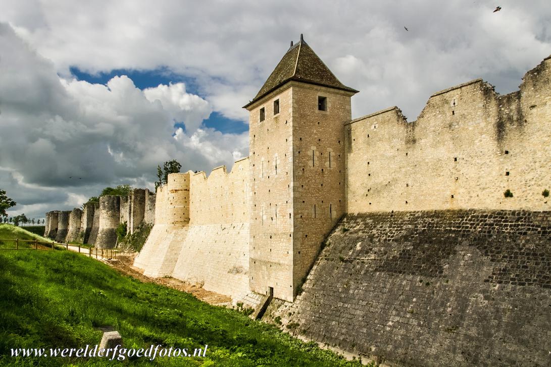 Provins, stad van middeleeuwse jaarmarkten - Provins, de stad van middeleeuwse jaarmarkten: De 13de eeuwse stadsmuren. Provins was een van de steden op het grondgebied van de graven van...