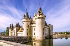 Loire Valley - The Loire Valley between Sully-sur-Loire and Chalonnes: Château de Sully-sur-Loire. The Loire Valley is a wonderful landscape of... Loire Valley - The Loire Valley between Sully-sur-Loire and Chalonnes: Château de Sully-sur-Loire. The Loire Valley is a wonderful landscape of...