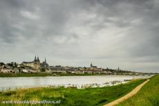 Loire Vallei - De Loire Vallei tussen Sully-sur-Loire en Chalonnes-sur-Loire: Bij Blois ligt een stenen boogbrug uit de 12de eeuw over de Loire. De...