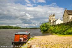 Loire Vallei - Loire Vallei tussen Sully-sur-Loire en Chalonnes-sur-Loire: Een traditionele boot op de Loire bij het kasteel van Montsoreau. Het kasteel van...