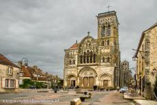 Basiliek en heuvel in Vézelay - Kerk en heuvel van Vézelay: De indrukwekkende abdijkerk van Vézelay is de grootste Romaanse kerk van Frankrijk. Officieel...