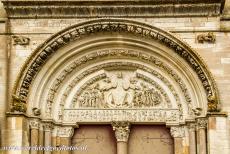Basiliek en heuvel in Vézelay - Kerk en heuvel van Vézelay: Romaanse sculpturen verfraaien de timpanen van de basiliek van Vézelay. Het timpaan boven het...