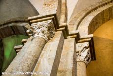Basiliek en heuvel in Vézelay - Kerk en heuvel van Vézelay: De zuilen van de abdijkerk van Vézelay zijn verfraaid met romaanse kapitelen. Ieder...