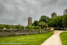 Basiliek en heuvel in Vézelay - Kerk en heuvel van Vézelay: In de basiliek van Maria Magdalena in Vézelay predikte Bernard van Clairvaux in 1146 de Tweede...