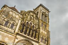 Basiliek en heuvel in Vézelay - De kerk en heuvel van Vézelay: De westfaçade van de basiliek van Maria Magdalena in Vézelay. De basiliek van...