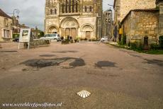 Basiliek en heuvel in Vézelay - Kerk en heuvel van Vézelay: Een koperen sint-jacobsschelp voor de basiliek van Vézelay. De iconische sint-jacobsschelp is het...