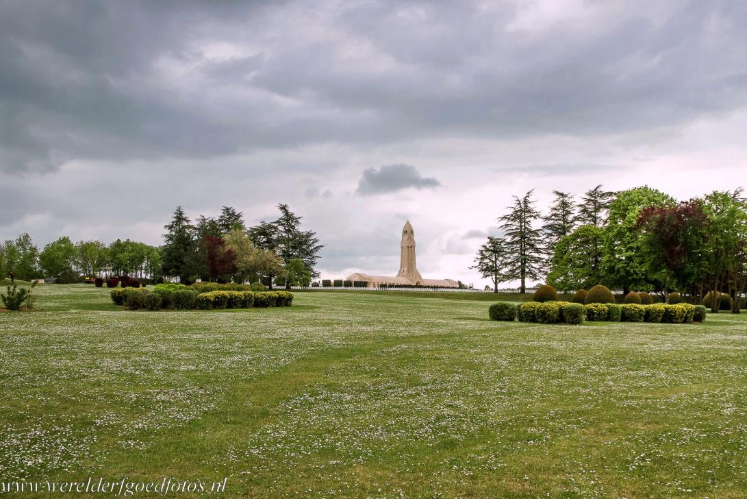Begraafplaatsen en gedenksites van WOI - Begraafplaatsen en gedenksites&nbsp;van de Eerste Wereldoorlog (Westelijk Front): Het Ossuarium van Douaumont is gelegen&nbsp;op de voormalige...