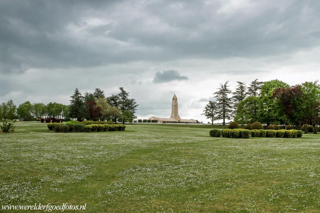 Begraafplaatsen en gedenksites van WOI - Begraafplaatsen en gedenksites van de Eerste Wereldoorlog (Westelijk Front): Het Ossuarium van Douaumont is gelegen op de voormalige... Begraafplaatsen en gedenksites van WOI - Begraafplaatsen en gedenksites van de Eerste Wereldoorlog (Westelijk Front): Het Ossuarium van Douaumont is gelegen op de voormalige...