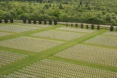 Begraafplaatsen en gedenksites van WOI - Begrafenis- en gedenkplaatsen van de Eerste Wereldoorlog (Westelijk Front):&nbsp;Een deel van de begraafplaats van Douaumont en de voormalige...