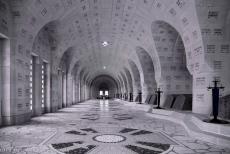 Begraafplaatsen en gedenksites van WOI - Begraafplaatsen&nbsp;en gedenksites van de Eerste Wereldoorlog (Westelijk Front):&nbsp;In het Ossuarium van Douaumont zijn de namen van bijna...