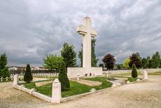 Begraafplaatsen en gedenksites van WOI - Begraafplaatsen&nbsp;en gedenksites&nbsp;van de Eerste Wereldoorlog (Westelijk Front): In het midden van de Franse oorlogsbegraafplaats Faubourg...