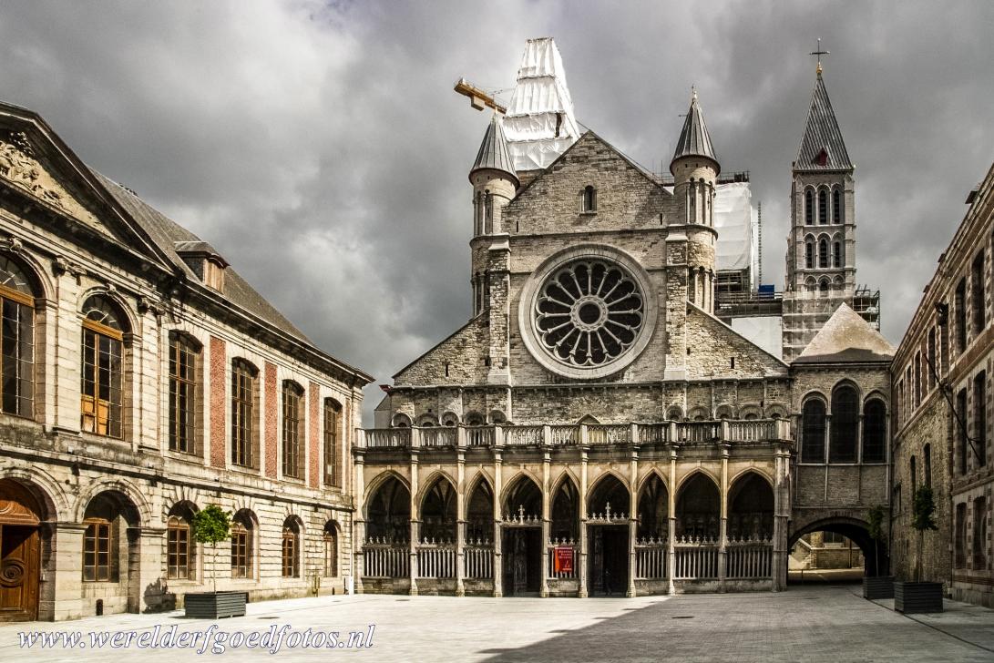 Onze-Lieve-Vrouwekathedraal in Doornik - De vijf torens van de romaanse kathedraal van Doornik domineren de stad, rechts de 'Fausse Porte', de Valse Poort, erboven de... Onze-Lieve-Vrouwekathedraal in Doornik - De vijf torens van de romaanse kathedraal van Doornik domineren de stad, rechts de 'Fausse Porte', de Valse Poort, erboven de...