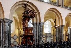 Onze-Lieve-Vrouwekathedraal in Doornik - Onze-Lieve-Vrouwekathedraal in Doornik (Frans: Tournai): De weelderige gedecoreerde houten preekstoel uit de 16de eeuw. Het houtsnijwerk...