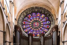 Onze-Lieve-Vrouwekathedraal in Doornik - De Onze-Lieve-Vrouwekathedraal in Tournai: Het roosvenster met glas-in-lood in de westgevel. Het interieur van de kathedraal van...