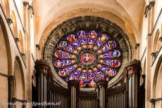 Onze-Lieve-Vrouwekathedraal in Doornik - De Onze-Lieve-Vrouwekathedraal in Tournai: Het roosvenster met glas-in-lood in de westgevel. Het interieur van de kathedraal van...