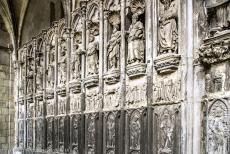 Onze-Lieve-Vrouwekathedraal in Doornik - Onze-Lieve-Vrouwekathedraal in Doornik: Het 14de eeuwse gebeeldhouwde westportaal, de rij met beelden werd later toegevoegd aan de voorgevel van...