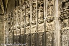 Onze-Lieve-Vrouwekathedraal in Doornik - Onze-Lieve-Vrouwekathedraal in Doornik: Het 14de eeuwse gebeeldhouwde westportaal, de rij met beelden werd later toegevoegd aan de voorgevel van...