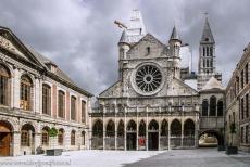 Onze-Lieve-Vrouwekathedraal in Doornik - De vijf torens van de romaanse kathedraal van Doornik domineren de stad, rechts de 'Fausse Porte', de Valse Poort, erboven de...
