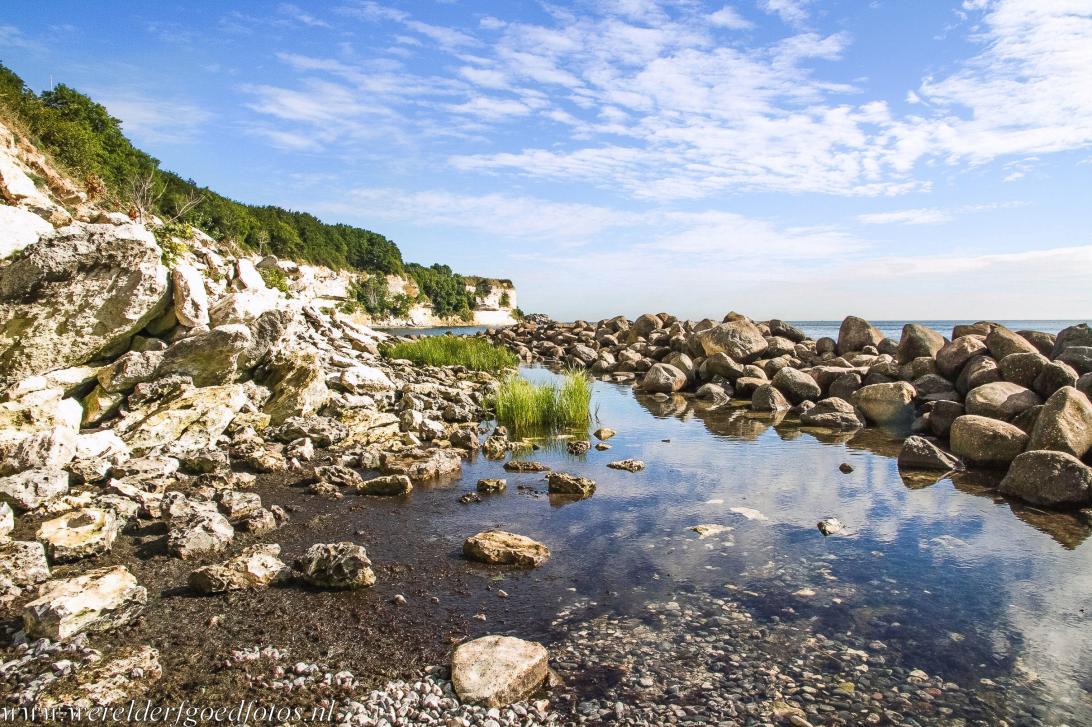 Stevns Klint - Het kiezelstrand bij Stevns Klint. Stevns Klint ligt aan de Oostzee of Baltische Zee. Een dunne laag visklei ligt verscholen tussen de... Stevns Klint - Het kiezelstrand bij Stevns Klint. Stevns Klint ligt aan de Oostzee of Baltische Zee. Een dunne laag visklei ligt verscholen tussen de...