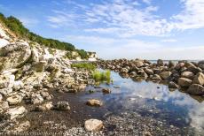Stevns Klint - Het kiezelstrand bij Stevns Klint. Stevns Klint ligt aan de Oostzee of Baltische Zee. Een dunne laag visklei ligt verscholen tussen de...