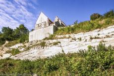 Stevns Klint - Stevns Klint: De Oude kerk van Højerup op de rand van de klip gezien vanaf het strand. De kerk werd rond 1250 van lokale...