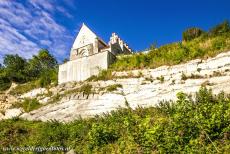 Stevns Klint - Stevns Klint: De Oude kerk van Højerup op de rand van de klip gezien vanaf het strand, de kerk werd rond 1250 van lokale...