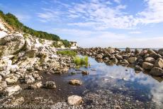 Stevns Klint - Het kiezelstrand van de indrukwekkende witte krijtrotsen&nbsp;van Stevns Klint ligt aan de Oostzee, ook wel bekend als de Baltische Zee. Een dunne...