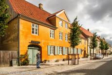 Christiansfeld, een Moravische nederzetting - Christiansfeld, een Moravische Broedergemeenschap: De voormalige apotheek dateert uit 1783, het gebouw gaf onderdak aan een van de oudste...