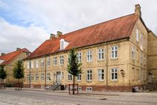 Christiansfeld, een Moravische nederzetting - Christiansfeld, een Moravische Broedergemeenschap: Het Zusterhuis. De volwassen leden van de Moravische Broedergemeenschap noemen zichzelf...