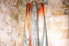 Castel del Monte - Castel del Monte: Marmeren zuilen sieren de zalen van het kasteel. De Romeinse keizer Frederik II liet een groot netwerk van kastelen in de...