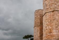 Castel del Monte - Castel del Monte ligt eenzaam op een heuvel en is in de verre omtrek te zien. Het kasteel is een uniek meesterwerk van de middeleeuwse...