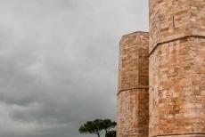 Castel del Monte - Castel del Monte ligt eenzaam op een heuvel en is in de verre omtrek te zien. Het kasteel is een uniek meesterwerk van de middeleeuwse...