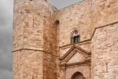 Castel del Monte - De hoofdingang van Castel del Monte. Het kasteel heeft twee ingangen, een onopvallende dienstingang en een sierlijke hoofdingang....