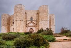 Castel del Monte - Een hevige donderbui boven Castel del Monte. Het getal acht of een veelvoud daarvan, komt overal in het kasteel voor. De muren van Castel del...
