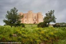 Castel del Monte - Een hevige donderbui boven Castel del Monte. Het getal acht of een veelvoud daarvan, komt overal in het kasteel voor. De muren van Castel del...