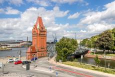 Hanzestad L&uuml;beck - Hanzestad L&uuml;beck: De rode bakstenen toren bij de Hubbr&uuml;cke. Deze hefbrug ligt over het Elbe-L&uuml;beck kanaal, dat ook bekend staat als...
