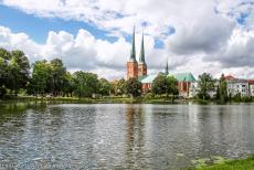 Hanzestad L&uuml;beck - Hanzestad L&uuml;beck: De Kathedraal van L&uuml;beck en de historische huizen in de Malerwinkel; een van de middeleeuwse stadswijken van...